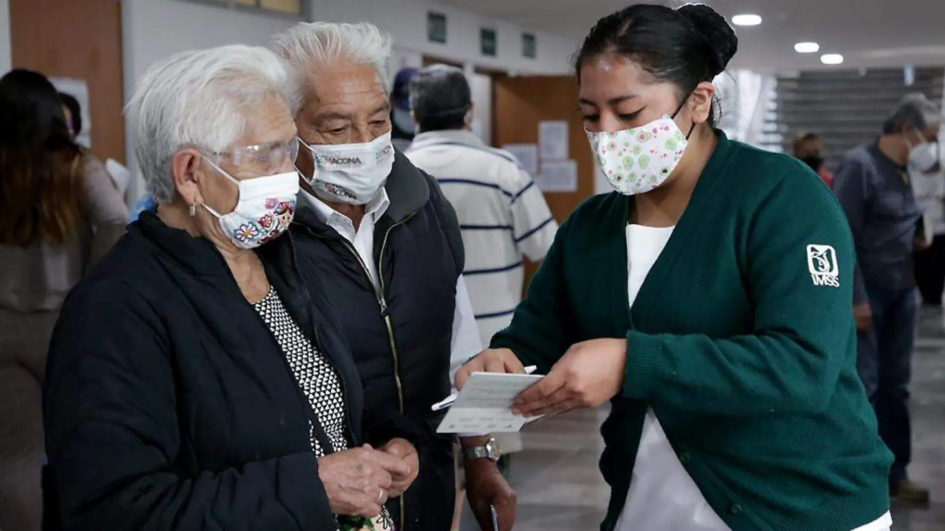 Enfermera del IMSS atendiendo a personas mayores